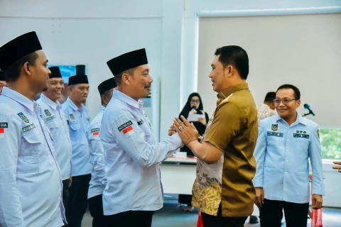 Potret mesrah Kades Simpang Gambus Idris berjabat tangan kepada Pj. Bupati Batu Bara Heri Wahyudi, usai dia (Idris als Dele) dilantik menjadi Ketua APDESI Batu Bara 2024-2029 di Aula Rumdis Bupati, Komplek Tanjung Gading Inalum.