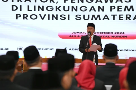 Arief S Trinugroho mewakili Pj Gubernur Sumut melantik Pejabat Pimpinan Tinggi Pratama, Administrator, Pengawas dan Fungsional di Lingkungan Pemprov Sumut di Aula Tengku Rizal Nurdin, Rumah Dinas Gubernur Sumut, Jalan Sudirman No. 41, Medan, Jum'at (8/11/2024).