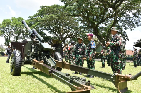 Inspeksi kesiapan personel dan persenjataan Batalyon Armed 8/Uddhata Yudha (UY) di Jember, Jawa Timur.