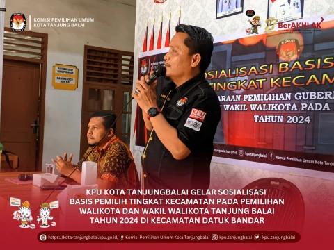 Ketua PPK Regen Silaban saat sosialisasi basis pemilih tingkat kecamatan, di Kantor Camat Datuk Bandar, Selasa (19/11/2024).