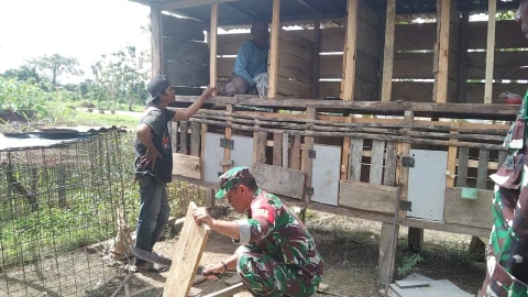Koptu Redemtus Riyanto membantu pembuatan kandang ayam