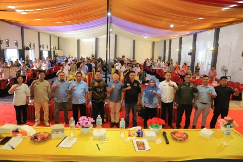 Kadis Pertanian, Para OPD Pengusaha Perkebunan Asosiasi Pengusaha Perkebunan Sawit dan Para Nasumber serta Peserta Sosialisasi Ispo saat diabadikan.