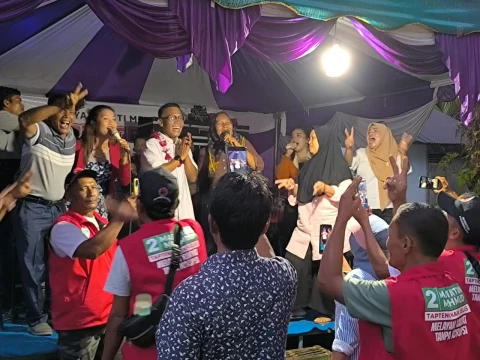 Calon Bupati Tapanuli Tengah, Masinton Pasaribu SH., bernyanyi bareng warga pendukungnya di Kecamatan Andam Dewi.