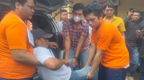 Para pelaku saat adegan rekonstruksi mengangkat korban M. Alfath Arizzky ke RS Sawit Indah, Perbaungan