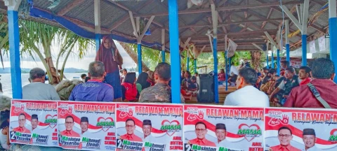 Seorang istri nelayan tradisional di Desa Mela 2, Kecamatan Tapian Nauli, menyampaikan keluh-kesah kepada Calon Bupati Tapanuli Tengah nomor urut 2, Masinton Pasaribu.