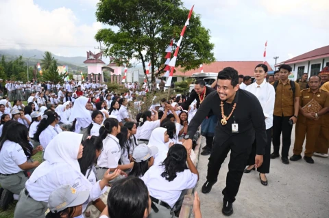 Sekolah Gratis Era Gubernur Bobby: Asa Menggapai Cita-Cita Anak Bangsa