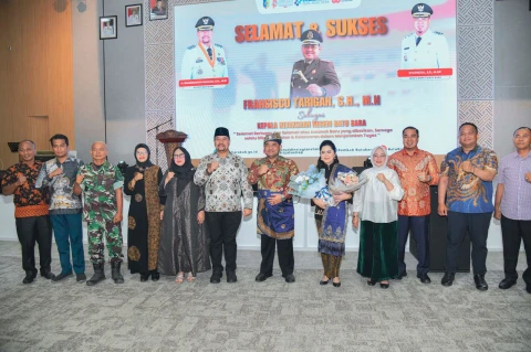 Bupati, H. Baharuddin Siagian, Wabup Syafrizal foto bersama kepada Kejari Fransco, Kapolres Doly Nainggolan usai acara penyambutan Kejari baru di Aula Kantor Bupati.