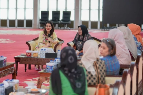 Ketua Tim Penggerak Pemberdayaan Kesejahteraan Keluarga (TP PKK) Sumatera Utara (Sumut) Kahiyang Ayu dan Penjabat (Pj) Ketua Dharma Wanita Persatuan (DWP) Sumut Evi Sulaiman, beserta pengurus DWP dan PKK Sumut, membahas persiapan HUT ke 26 DWP Sumut di Aula Tengku Rizal Nurdin, Jalan Sudirman Nomor 41 Medan, Jumat (21/11/2025).