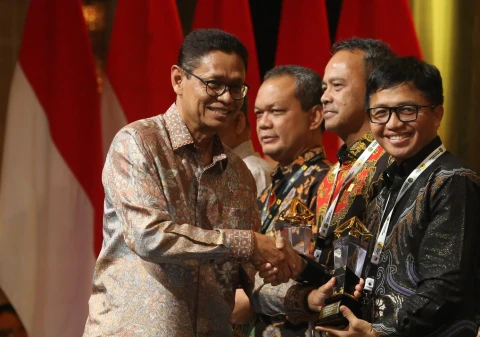Wakil Menteri Energi dan Sumber Daya Mineral (ESDM) Yuliot Tanjung (kedua kanan) menyerahkan penghargaan kepada Wakil Presiden Direktur PT Agincourt Resources, Ruli Tanio (kanan) di ajang Penghargaan Subroto 2025 di Jakarta (Dok: PTAR).