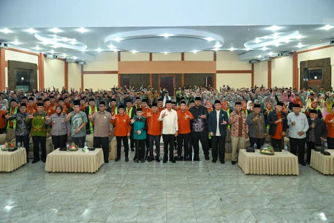 Sulaiman Harahap membuka Festival Seni Qasidah Tingkat Provinsi Sumut yang diselenggarakan oleh DPW Lasqi Sumut di Aula Madinatul Hujjah, Asrama Haji Medan, Jalan AH Nasution, Medan, Senin Malam (24/11/2025).