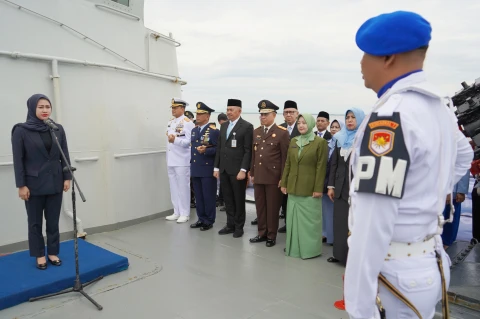 Sulaiman Harahap bersama Jajaran Forkopimda Sumut melakukan Tabur Bunga dalam rangka Memperingati Hari Pahlawan Provinsi Sumut di Perairan Buoy 2 Laut Belawan, Senin (10/11/2025).