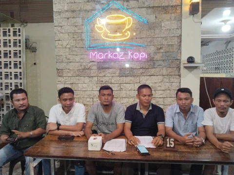 Dennis Simalango bersama perwakilan Aliansi Masyarakat Tapteng Baru saat konfrensi pers di Pandan