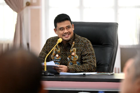 Muhammad Bobby Afif Nasution didampingi Plt Sekdaprovsu Sulaiman Harahap, serta para OPD memberi sambutan pada Evaluasi SAKIP Pemprov Sumut tahun 2025, yang diselenggarakan secara zoom meeting di Aula Tengku Rizal Nurdin, Jalan Sudirman Nomor 41 Medan, Jumat (7/11/2025).