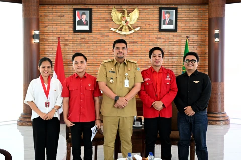 30Muhammad Bobby Afif Nasution menerima kunjungan pengurus Dewan Pimpinan Daerah (DPD) Gerakan Mahasiswa Nasional Indonesia (GMNI) Sumut di Kantor Gubernur, Jalan Diponegoro Nomor 30 Medan, Selasa (18/11/2025).