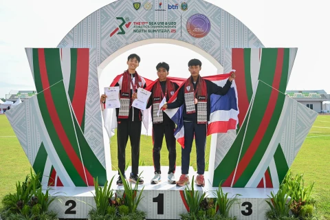 Para Peraih Medali Nomor Pertandingan Lompat Jangkit U18 Putra Kejuaraan Atletik Asia Tenggara U18 & U20 2025 di Stadion Madya Atletik, Sumut Sport Centre, Deliserdang, Senin (17/11/2025). Foto dari kiri ke kanan ; Rei Tan / Singapura (Perak) ; Nixon Simangu / Indonesia (Emas) ; Suphakat Thanaphat / Thailand (Perunggu).