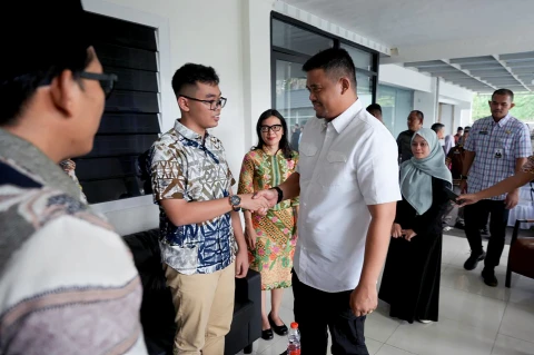 Muhammad Bobby Afif Nasution didampingi Walikota Binjai Amir Hamzar, dan Wakil Walikota Binjai Hasanul Jihadi, menyampaikan apresiasi kepada Matthew Pranawinata Tarigan, siswa SMP Swasta Permata Bangsa Binjai, yang berhasil meraih Juara 1 OSN dan terpilih sebagai delegasi Indonesia pada ajang The International Junior Science Olympiad (IJSO) 2025 di Rusia. Pertemuan berlangsung di Rumah Dinas Wakil Walikota Binjai, Jumat (31/10/2025).