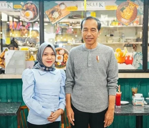 Sekretaris DPW PSI Sumut Delia Ulfa S. Kep (Kiri) bersama Presiden ke-7 RI Joko Widodo