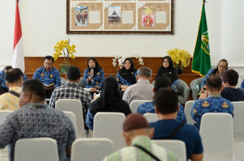 Konferensi Pers terkait Keluarga Tangguh, Perempuan dan Anak terlindungi, TPPO ditangani, Pertumbuhan Penduduk terkendali. Kegiatan yang difasilitasi Dinas Kominfo Sumut ini berlangsung di Lobby Dekranasda Lantai 1 Kantor Gubernur Sumut Jalan Diponegoro Kota Medan, Senin (17/11/2025).