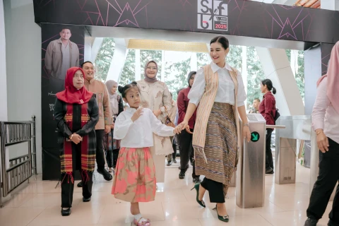 Ketua Dewan Kerajinan Daerah (Dekranasda) Sumatera Utara (Sumut) Kahiyang Ayu, menghadiri penutupan SFB 2025 di Museum Negeri Sumut, Jalan HM Joni Nomor 51 Medan, Sabtu (22/11/2025).