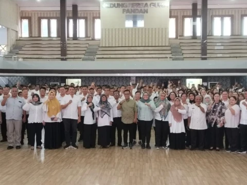 Bupati Tapanuli Tengah, Masinton Pasaribu, didampingi Sekdakab Tapteng dan para pimpinan OPD, foto bareng peserta ujian Profiling ASN di Pemkab Tapteng.