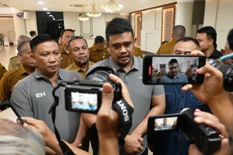 Muhammad Bobby Afif Nasution didampingi Kepala Dinas Komunikasi dan Informatika (Kominfo) Provinsi Sumut Erwin Hotmansah Harahap, menghadiri Pengukuhan dan Perkenalan Pengurus Forum Wartawan Pemprovsu (FWP) di Aula Raja Inal Siregar, Kantor Gubernur Sumut, Medan, baru-baru ini.