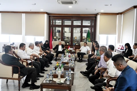 Sulaiman Harahap menerima kunjungan Jajaran Pertubuhan Peladang Negeri Sarawak (PPNS) Malaysia, di ruang kerja Sekdaprovsu Kantor Gubernur Sumut, Jalan Diponegoro Nomor 30 Medan, Rabu (12/11/2025).