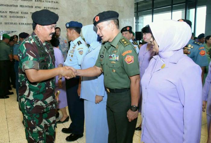 Panglima TNI memberi selamat pada para perwira tinggi TNI yang naik pangkat, Selasa (12/12).