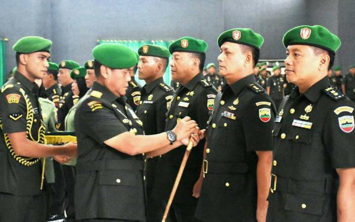Pangdam I/BB Mayjen TNI Cucu Somantri&nbsp;saat penyematan tanda jabatan pada upacara&nbsp;Danrindam&nbsp;I/BB, Kakudam&nbsp;I/BB,&nbsp;Kabintaldam&nbsp;I/BB, Kababinminvetcaddam&nbsp;I/BB dan KakumdamI/BB,&nbsp;Senin (4/12).