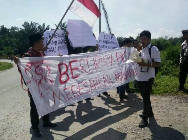 Aksi penolakan pembangunan Pabrik Kelapa Sawit di daerah permukiman