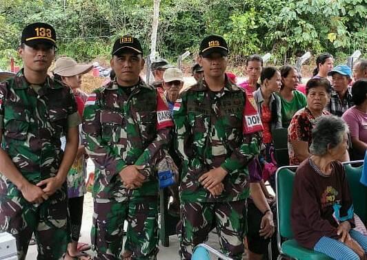 Satgas Pamtas Yonif 133/YS beri pengobatan dan sunat massal gratis