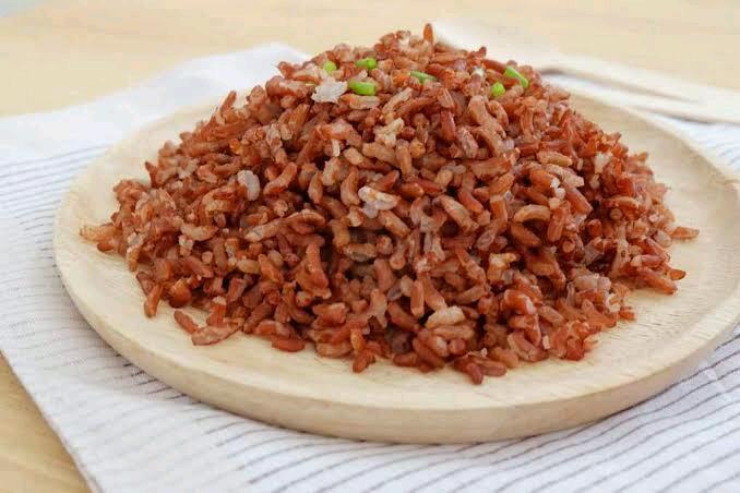 Suka Makan Nasi Merah? Kenali Manfaatnya!