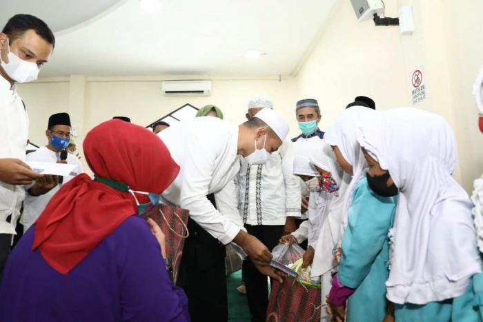 Jumat Berkah Berbagi Kasih Sayang dengan Anak Yatim Piatu, yang diselenggarakan Ikatan Abiturient Yaspendhar (IAY) di Masjid Ar Rojaa, Komplek Sekolah Harapan 3 Medan, Jumat (25/12).