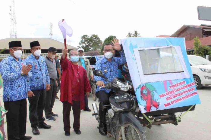 Bupati Toba memimpin pawai Becak mengkampanyekan pentingnya pencegahan HIV dan AIDS,Rabu (1/12).