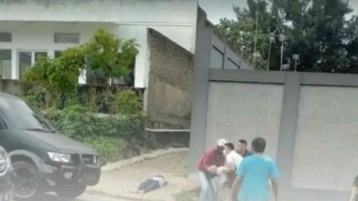 Rekaman masyarakat saat pelaku mengangkat mayat kedua korban