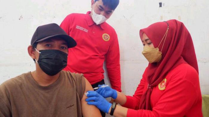 Tim Medical Intelligence BIN menyuntikkan vaksin Covid-19 kepada masyarakat yang diselenggarakan di Masjid Al Huda, jalan Beringin Sakti, Kelurahan Helvetia, Kecamatan Medan Helvetia, Sabtu (11/12).