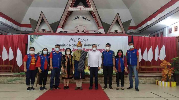 Tim YSKI bersama Wamen Perdagangan RI Jerry Sambuaga dan Bupati Pakpak Bharat dalam acara aksi sosial Panitia Natal Nasional 2021, di Salak 18 Desember 2021.