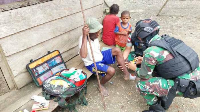 Jalin Kasih Dengan Masyarakat, Prajurit Satgas Yonif 126/KC Datangi Rumah Masyarakat Perbatasan