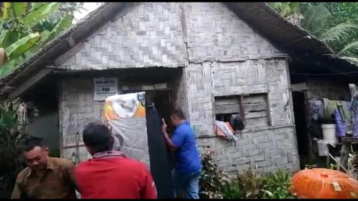 Rumah yang tidak layak huni, tempat Syahrini dan anaknya tinggal.