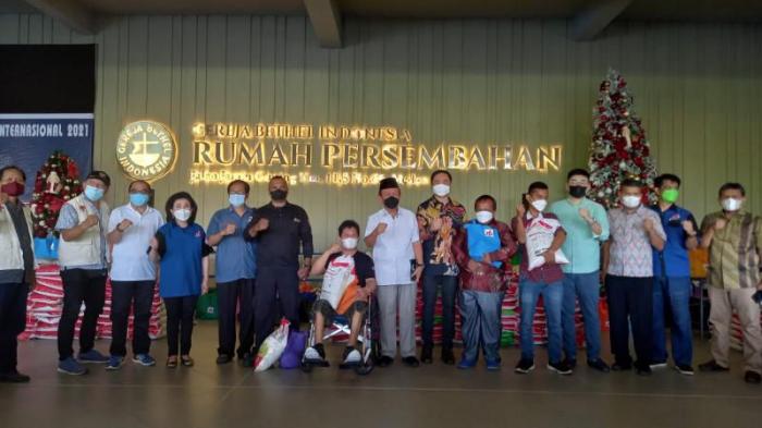 Pengurus GBI Rumah Persembahan, Pembina YSKI Dr RE Nainggolan, drg Anita dan yang lainnya diabadikan bersama perwakilan MPDI penerima bantuan dalam rangka Hari Disabilitas Internasional.
