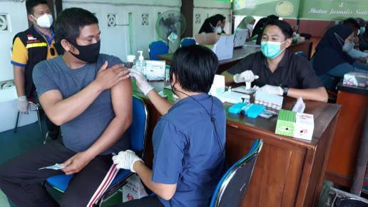Masyarakat saat menjalani vaksinasi Covid-19 di PN Sintang, Senin (20/12).