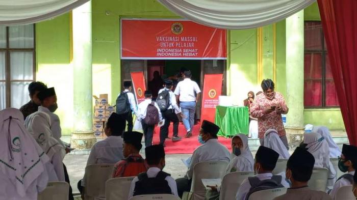 Ribuan pelajar dan orangtuanya terima vaksin dosis 2 Program BIN di Univa Medan