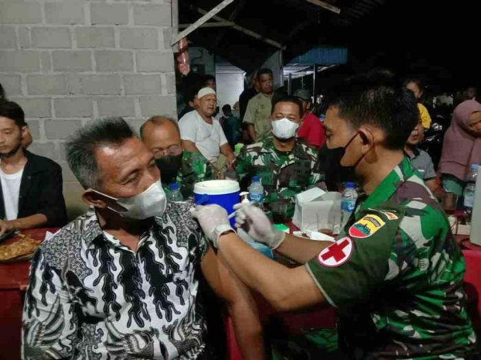 Perdana, Kodim 0209/LB Menggelar Vaksinasi Di Malam Hari