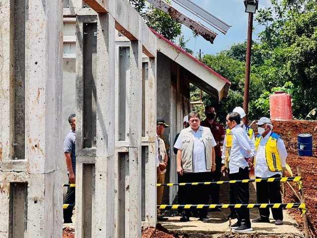 Presiden Jokowi saat meninjau progres pembangunan rumah tahan gempa di Desa Sirnagalih, Kecamatan Cilaku, Kabupaten Cianjur, pada Senin (05/12/2022).&nbsp;