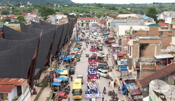 Long March peringatan Hari AIDS se-Dunia yang diikuti sebanyak 620 orang, di Balige, kabupaten Toba, 3 Desember 2022.