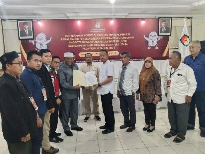 H. Albiner Sitompul menyerahkan berkas syarat dukungan Balon DPD RI kepada Ketua KPU Sumut