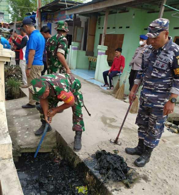 Gotong royong membersihkan saluran drainase di Kelurahan Tanjung Leidong Kecamatan Kualuh Leidong Kabupaten Labuhanbatu Utara, Minggu (18/12).