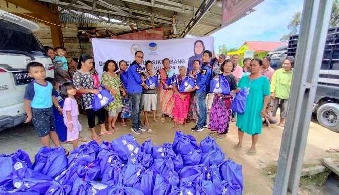 Pembagian paket Natal dari Hj Delmeria Sikumbang kepada warga Tapanuli Tengah 