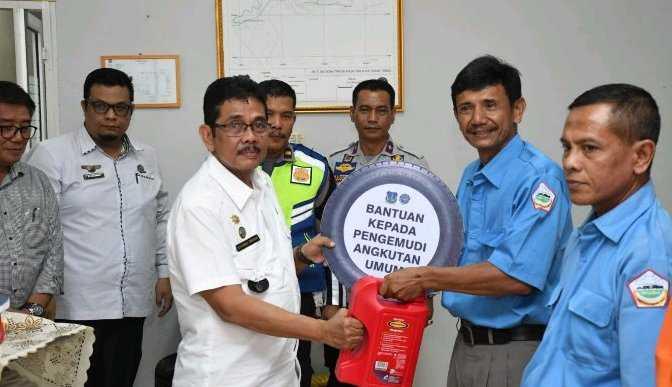 Pemberian bantuan subsidi sektor transportasi kepada pengemudi angkot (angkutan kota) dan betor (becak bermotor), Rabu (14/12/2022)