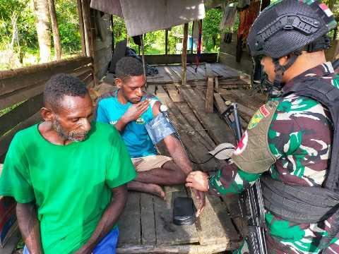 Dengar Keluhan Warga, Nakes Satgas Yonif Raider 142/KJ Datangi Rumah Warga