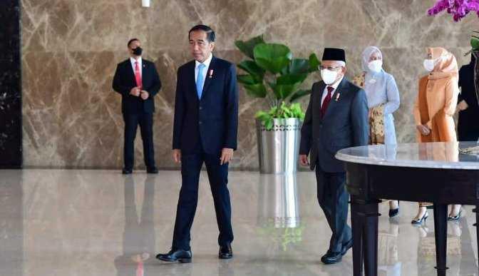 Presiden Jokowi didampingi Wapres Ma&rsquo;ruf Amin dan pejabat lainnya dalam keterangan pers di Bandara Soekarno Hatta, Selasa (13/12/2022).